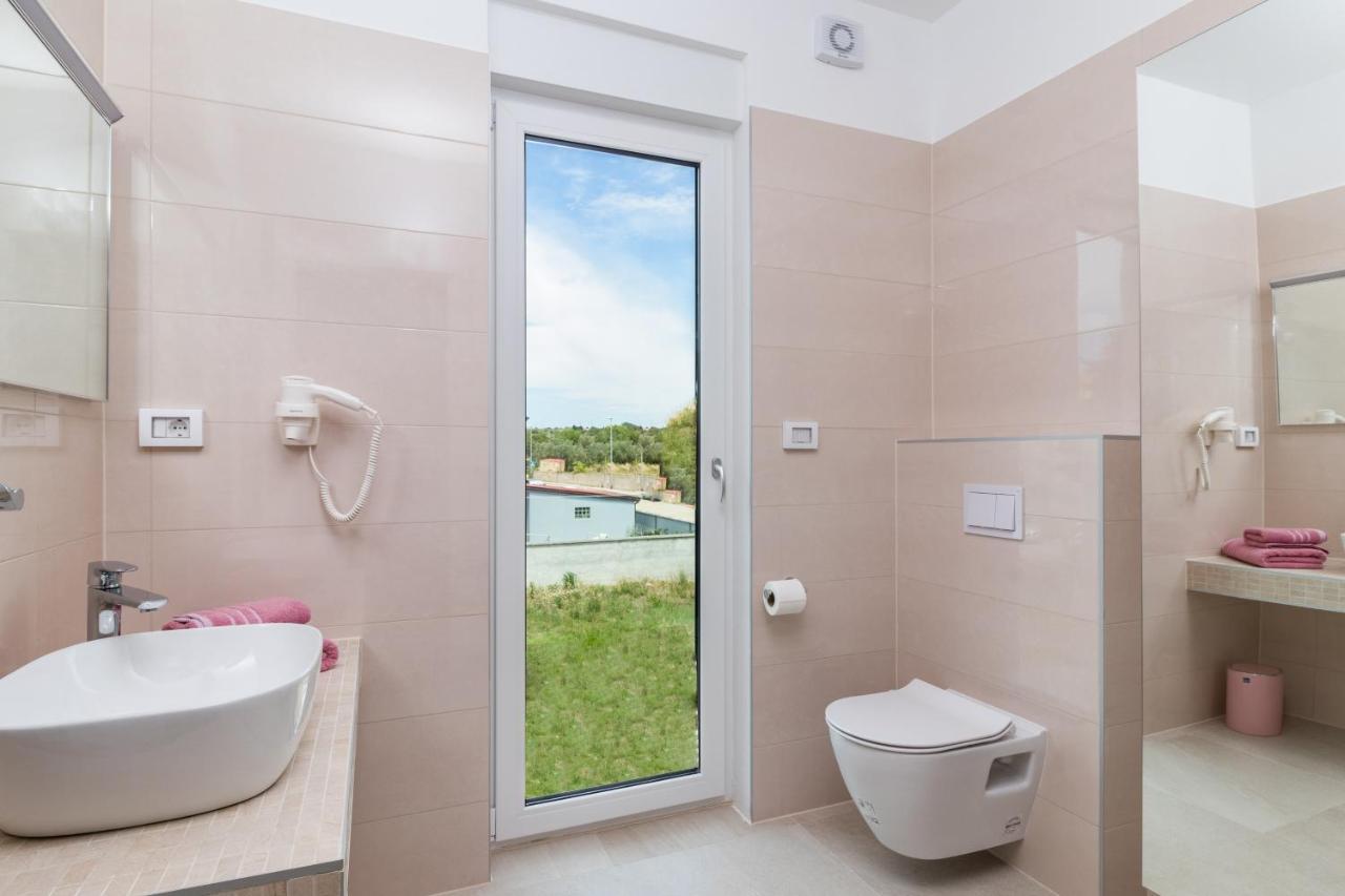 Villa Elena Deluxe Mit Whirlpool Und Beheiztem Pool Am Meer Und Wunderschoenen Blick Auf Die Brijuni Inseln Fazana Ngoại thất bức ảnh
