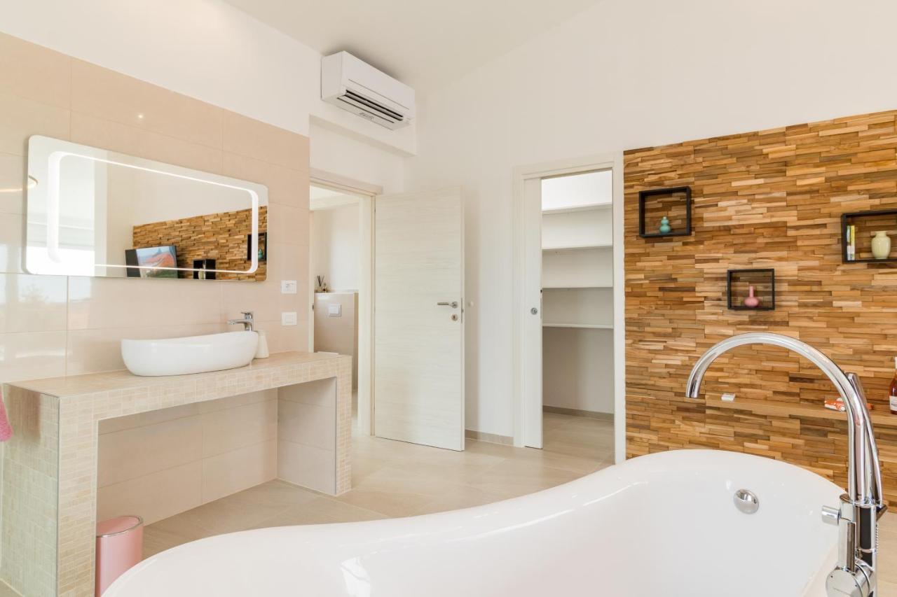 Villa Elena Deluxe Mit Whirlpool Und Beheiztem Pool Am Meer Und Wunderschoenen Blick Auf Die Brijuni Inseln Fazana Ngoại thất bức ảnh