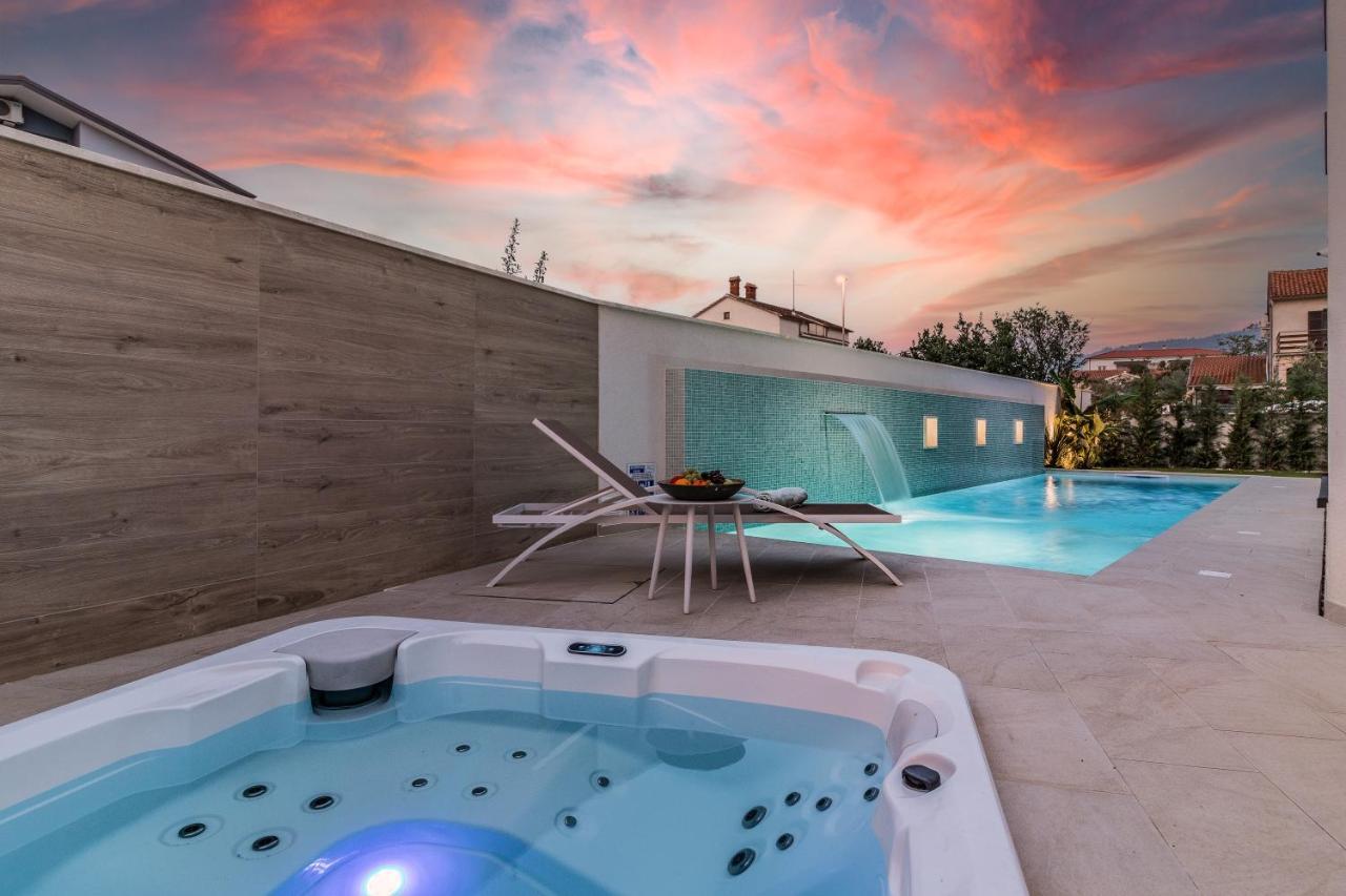 Villa Elena Deluxe Mit Whirlpool Und Beheiztem Pool Am Meer Und Wunderschoenen Blick Auf Die Brijuni Inseln Fazana Ngoại thất bức ảnh